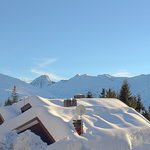 7 - Sedlové střechy spojené do skupiny s mezistřešními žlaby. Detaily těchto žlabů jsou extrémně namáhány odtávajícím sběhem a musí být dimenzovány na tlakovou vodu. © Rossella - Fotolia.com