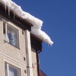 8 - Extrémní a absurdní příklad panelového domu v městečku v Krušných horách nedaleko Klínovce. Střecha byla atypicky provedena jako šikmá (jsme na horách). Mnohametrové masy ledu každoročně ohrožují chodce, kteří vstupují do domu a pohybují se v jeho bezprostředním okolí. © Petr Bohuslávek