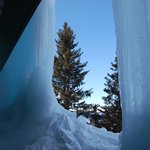9 - Odtávání může být natolik masivní, že vytvoří ledové prvky hodny obdivu. Zde je evidentně příčinou masivního lokálního odtávání nějaká lokální významnější porucha. © Petr Bohuslávek