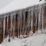 10 - Zaledněná mansardová střecha. Krytina spodní části může být poškozena pádem ledu. © Marion Neuhauß - Fotolia