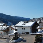 13 - Typická architektura alpských oblastí (Itálie). Mírně skloněné jednoduché sedlové střechy s minimem prostupů. Nízká sklon omezuje sjíždění sněhu, střechy myjí vždy velký přesah přes fasádu. Sníh z okrajů střech majitelé pravidelně odstraňují, okraje bývají vytápěné. © Petr Bohuslávek