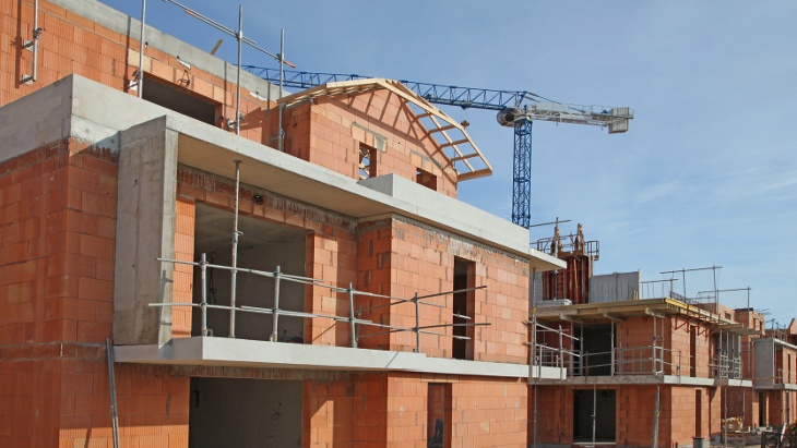 Stavební produkce ve 4. čtvrtletí 2015 vzrostla meziročně reálně o 1,0 %
