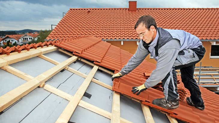 © Ingo Bartussek - Fotolia.com Střecha tříplášťová s tepelnou izolací nad krokvemi