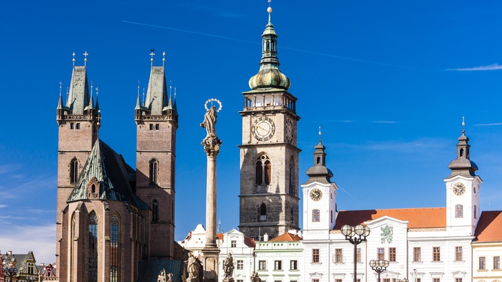 Hradec králové náměstí historické budovy bílá věž