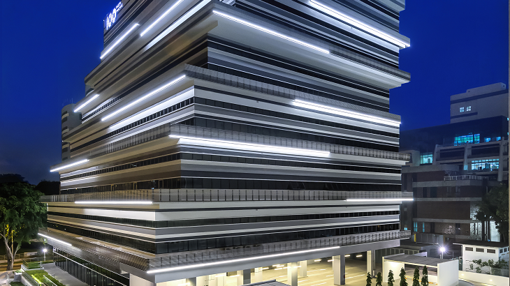 Foto : Ministry of Design Z šedivé kostky vytvořili architekti dynamickou budovu pro umělce