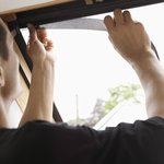 Jednou ročně doporučujeme promazat závěsy střešních oken a vyčistit filtr ventilační klapky – použít k tomu můžete například vysavač.