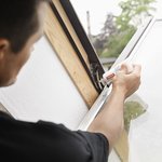´Jednou ročně doporučujeme promazat závěsy střešních oken a vyčistit filtr ventilační klapky – použít k tomu můžete například vysavač.