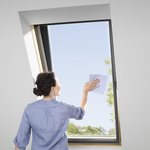 Střešní okna VELUX snadno přetočíte až o 160° a pohodlně umyjete i z vnější strany. Díky závlačce, která okno zafixuje, budete mít na práci volné obě ruce.