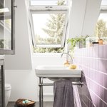 
Pro místnosti s vysokou vlhkostí, jako jsou koupelny nebo kuchyně, vyvinula společnost VELUX speciální bezúdržbová střešní okna se dřevěným jádrem a polyuretanovou vrstvou s bílým lakováním. Jejich velkou výhodou je, že postačí, když je jednou za čas setřete vlhkým hadříkem.