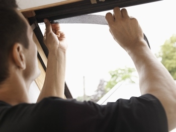 Jednou ročně doporučujeme vyčistit filtr ventilační klapky – použít k tomu můžete například vysavač údržba střešních oken VELUX