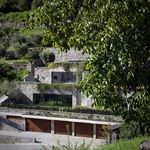 Soukromá rezidence, charakteristická přírodním kamenem, typickým pro danou oblast, je terasovitě zasazena v kopci plném zeleně a nabízí krásné výhledy do údolí severoitalské krajiny. © Andrea Puliogotto
