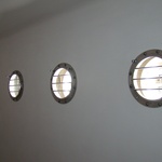 Průběh budování pozičního osvětlení v pokoji pro hosty. Za sádrokartonovou předstěnu v pokoji pro hosty byly nainstalovány kruhové zářivky, které byly posléze zakryty originálními lodními okénky.