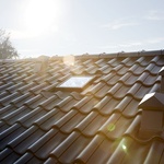 Čtvercový osazovací rám světlovodu VELUX ladí se střešní krytinou i s ostatními výrobky VELUX. Samočisticí úprava skla jej udržuje po dlouhou dobu čistý, díky čemuž nedochází ke snížení účinnosti světlovodu.