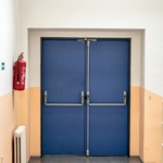 Dveře na únikové cestě s panikovou hrazdou © K. Struhala