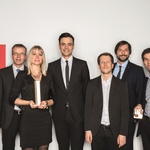 Převzetí prestižní ceny iF Gold Award 2016 (zleva) Peter Molitor, Faye Wegener a Hendrik Pahlsmeyer (Schüco), Michael Pelzer (FAT LAB), Tobias Sander (Schüco) a Prof. Andreas Fuchs (FAT LAB)