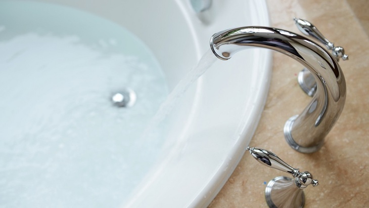 Pokud vám neteče teplá voda, majitel domu musí zajistit nápravu