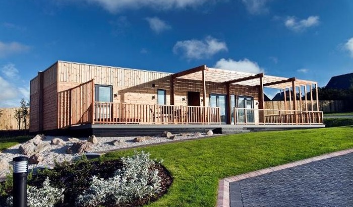 Při výstavbě cornwallského projektu The Residence s padesáti jedinečnými eko chatami byla využita paropropustná membrána DuPont Tyvek®. Foto Building with Frames, veškerá práva vyhrazena Při výstavbě cornwallského projektu The Residence s padesáti jedinečnými eko chatami byla využita paropropustná membrána DuPont Tyvek®. Foto Building with Frames, veškerá práva vyhrazena