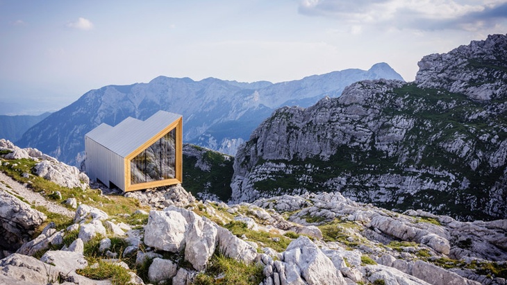 Slovinská armáda pomáhala se stavbou chaty pro horolezce v Alpách