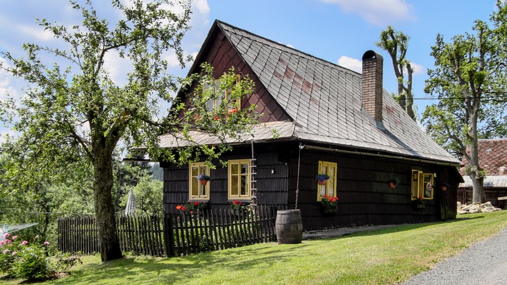 © mimo21 - fotolia.com Bojíte se dřevostavby? Nevěřte mýtům o dřevěných domech!