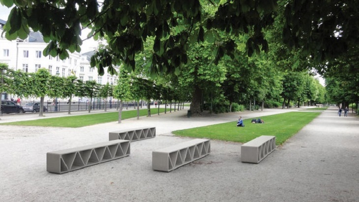 Dva a půl metru dlouhé lavičky mmcité na Zlín Design Weeku
