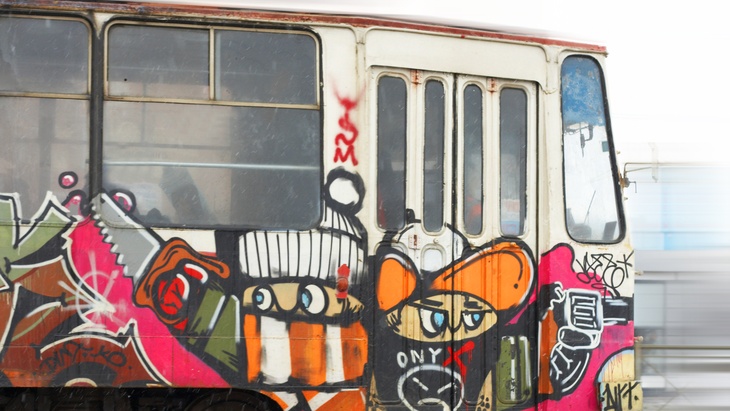 Speciální práškové nátěry ochrání veřejná místa před graffiti a plakáty