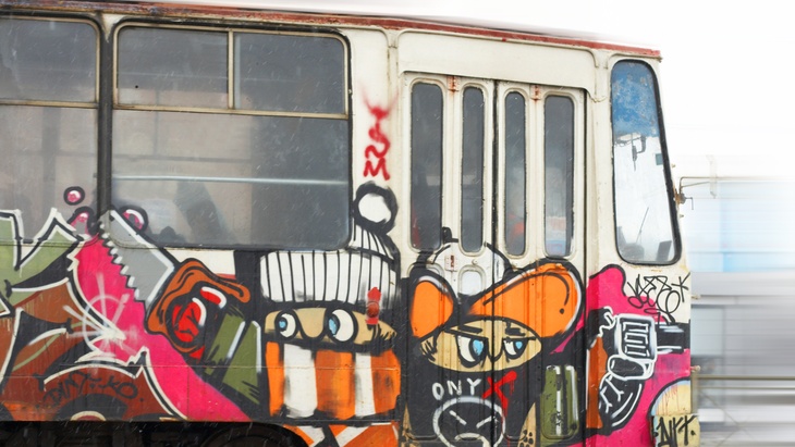 © alma_sacra Speciální práškové nátěry ochrání veřejná místa před graffiti a plakáty
