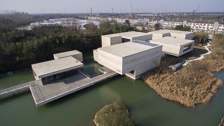 Galerie Mu Xin: Betonové kvádry na vodě Galerie Mu Xin: Betonové kvádry na vodě