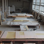 Panely připravované ve výrobně, na stavbu se odvezou i s osazenými okny. © autor: Oldřich Rejl, redakce