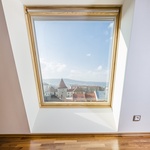 Střešní okno VELUX bylo vyrobeno podle přání majitele, který chtěl do prostoru přivést ještě více denního světla.