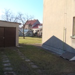 Původní plot byl vzhledem k mělkým základům nakloněný a nechybělo málo, aby se zřítil; ani původní betonové plochy kolem domu nevypadaly příliš vzhledně.
