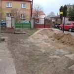 Původní plot byl vzhledem k mělkým základům nakloněný a nechybělo málo, aby se zřítil; ani původní betonové plochy kolem domu nevypadaly příliš vzhledně.