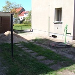 Původní plot byl vzhledem k mělkým základům nakloněný a nechybělo málo, aby se zřítil; ani původní betonové plochy kolem domu nevypadaly příliš vzhledně.