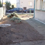 Původní plot byl vzhledem k mělkým základům nakloněný a nechybělo málo, aby se zřítil; ani původní betonové plochy kolem domu nevypadaly příliš vzhledně.