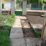 Původní plot byl vzhledem k mělkým základům nakloněný a nechybělo málo, aby se zřítil; ani původní betonové plochy kolem domu nevypadaly příliš vzhledně.