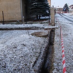 Pro stavbu nového plotu bylo nutno vykopat základy do hloubky odpovídající dnešním standardům, tedy do tzv. zámrzné hloubky, což v našich zeměpisných šířkách čítá cca 80 cm; pod jednotlivými sloupky pak byly základy hluboké 100 cm.