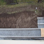 Vzhledem k tomu, že jsme před obývacím pokojem plánovali terasu, bylo nutno předem nechat vybudovat stabilní betonové základy; s ohledem na skutečnost, že do domu se původně vcházelo po třech schodech, rozhodli jsme se budoucí terasu směřovanou do zahrady propojit s vchodem na verandu pochozí rampou ve stejné úrovni.