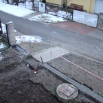 Na stavbu nového plotu jsme využili tentýž materiál, ze kterého byl plot původní, tedy betonové cihly. Naším záměrem bylo, aby vzhled nového plotu nikterak nepoutal pozornost a co nejvíce se podobal tomu původnímu.