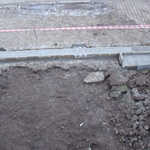 Na stavbu nového plotu jsme využili tentýž materiál, ze kterého byl plot původní, tedy betonové cihly. Naším záměrem bylo, aby vzhled nového plotu nikterak nepoutal pozornost a co nejvíce se podobal tomu původnímu.