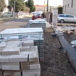 Na stavbu nového plotu jsme využili tentýž materiál, ze kterého byl plot původní, tedy betonové cihly. Naším záměrem bylo, aby vzhled nového plotu nikterak nepoutal pozornost a co nejvíce se podobal tomu původnímu.