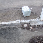 Na stavbu nového plotu jsme využili tentýž materiál, ze kterého byl plot původní, tedy betonové cihly. Naším záměrem bylo, aby vzhled nového plotu nikterak nepoutal pozornost a co nejvíce se podobal tomu původnímu.