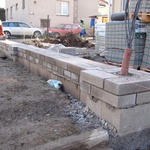 Na stavbu nového plotu jsme využili tentýž materiál, ze kterého byl plot původní, tedy betonové cihly. Naším záměrem bylo, aby vzhled nového plotu nikterak nepoutal pozornost a co nejvíce se podobal tomu původnímu.