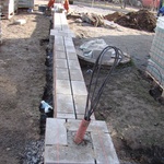 Na stavbu nového plotu jsme využili tentýž materiál, ze kterého byl plot původní, tedy betonové cihly. Naším záměrem bylo, aby vzhled nového plotu nikterak nepoutal pozornost a co nejvíce se podobal tomu původnímu.