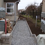 Tyto plochy jsou nyní připraveny pro pokládku betonových tvarovek.