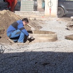 Rozhodli jsme se, že studnu „ukryjeme“ pod betonovou plochu, a proto bylo nutno asi 15 cm odfrézovat.