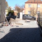 Rozhodli jsme se, že studnu „ukryjeme“ pod betonovou plochu, a proto bylo nutno asi 15 cm odfrézovat.