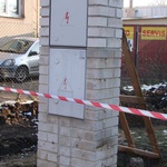 Původní elektro kiosek byl standardizovaně postaven z bílých cihel. Abychom sjednotili jeho vzhled se zbytkem betonových sloupků, resp. s podobu celého plotu, byl obložen dutými betonovými cihlami, které šikovný zedník rozřezal na jednotlivé segmenty, kterými celý sloupek postupně obložil. Iluze je dokonalá, nový elektro kiosek je od nově vyzděných betonových sloupků k nerozeznání.