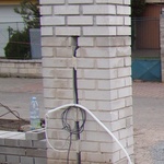 Původní elektro kiosek byl standardizovaně postaven z bílých cihel. Abychom sjednotili jeho vzhled se zbytkem betonových sloupků, resp. s podobu celého plotu, byl obložen dutými betonovými cihlami, které šikovný zedník rozřezal na jednotlivé segmenty, kterými celý sloupek postupně obložil. Iluze je dokonalá, nový elektro kiosek je od nově vyzděných betonových sloupků k nerozeznání.