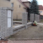 Kovové části jsou s pozinku, avšak svým vzhledem a strukturou pletiva odpovídá původnímu vzhledu plotu.