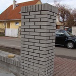 Kovové části jsou s pozinku, avšak svým vzhledem a strukturou pletiva odpovídá původnímu vzhledu plotu.
