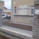Kovové části jsou s pozinku, avšak svým vzhledem a strukturou pletiva odpovídá původnímu vzhledu plotu.